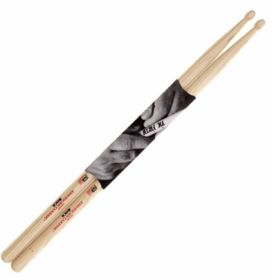 Par de baquetas de madeira com etiqueta preta e branca e texto impresso.