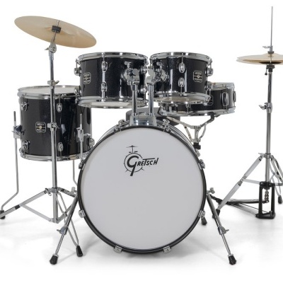 Bateria acústica preta Gretsch com vários tambores e pratos