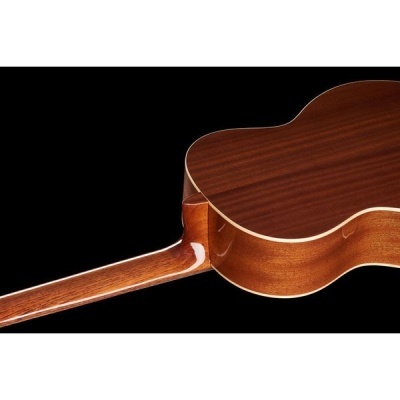 Parte traseira de guitarra acústica de madeira castanha com acabamento brilhante