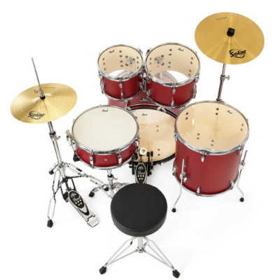 Bateria vermelha com pratos dourados e banco preto