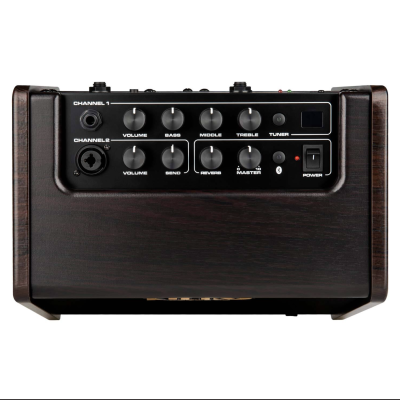 Amplificador de guitarra acústica com painel preto e botões variados