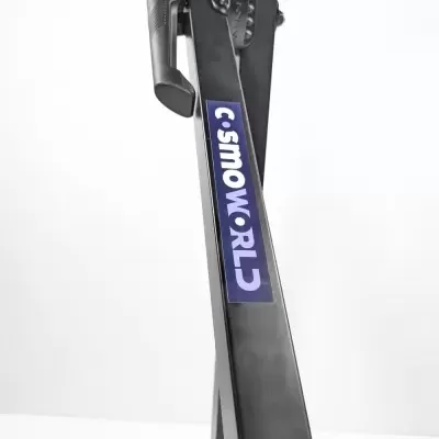 Estrutura metálica preta com adesivo COSMOWORLD