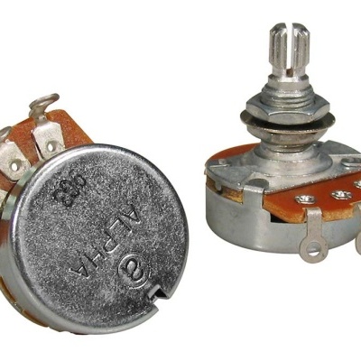 Dois potenciômetros metálicos com base marrom e terminais de ligação