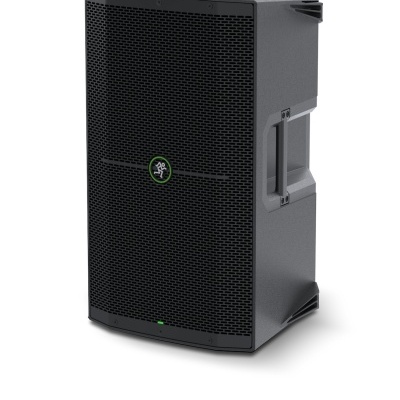 Coluna de som preta robusta com grelha de metal e pega lateral