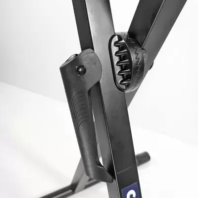 pega de plástico ergonómica numa estrutura metálica preta com parte ajustável e etiqueta azul