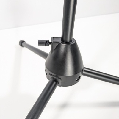 Base de tripé metálico preto com três patas