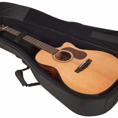 Guitarra acústica de madeira clara no estojo preto acolchoado aberto