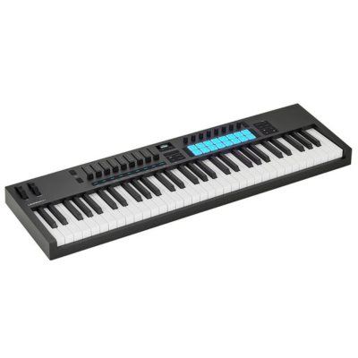 Teclado MIDI preto com 61 teclas e botões azuis em fundo branco