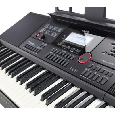 Teclado musical Casio preto com teclas e painel de controle