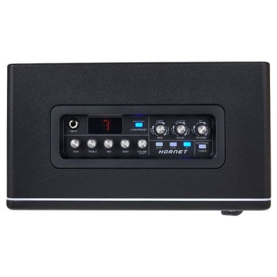Amplificador preto com painel de botões e display digital HORNET