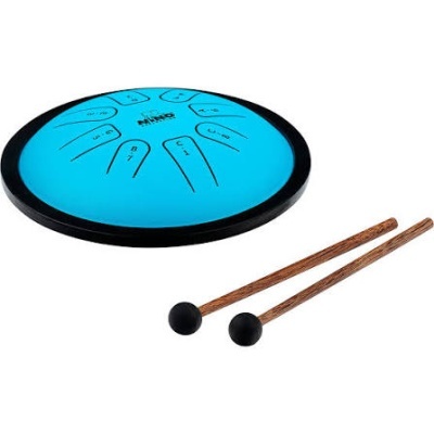 Tambor de língua azul com aro preto e baquetas com cabos castanhos e bolas pretas
