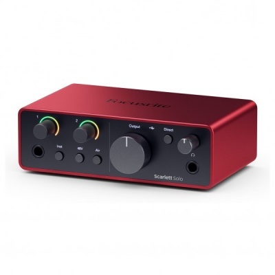 Interface de áudio vermelha Focusrite Scarlett Solo com botões e luzes LED