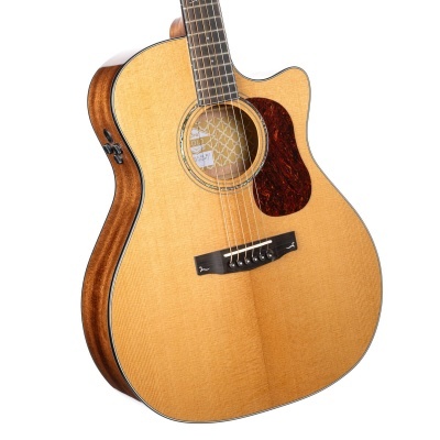 Guitarra acústica de corpo natural clara com laterais em madeira castanha