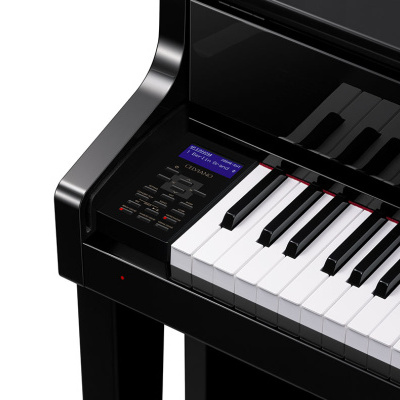 Parte de um piano digital preto com painel de controlos e visor azul.