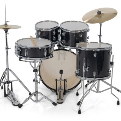 Bateria preta com tambores e pratos dourados, pedal duplo e baquetas