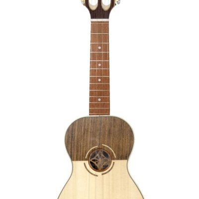 Cavaquinho com corpo em madeira clara e escura e cabeça com cravelhas douradas