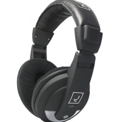 Headphones over-ear pretos com almofadas macias e detalhes brancos