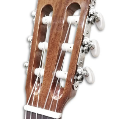 Cabeça de guitarra clássica em madeira clara com cravelhas cromadas e botões brancos