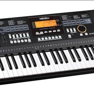 Teclado musical eletrônico preto com 61 teclas e controles digitais