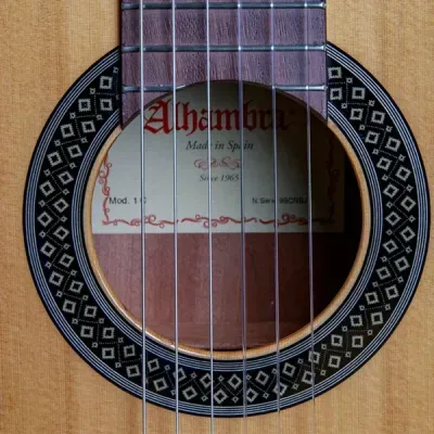 Guitarra acústica Alhambra com boca e cordas visíveis