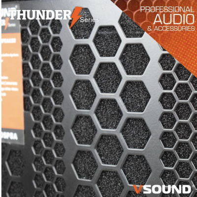 Grade metálica hexagonal cinzenta com espuma preta, texto de equipamento profissional de áudio