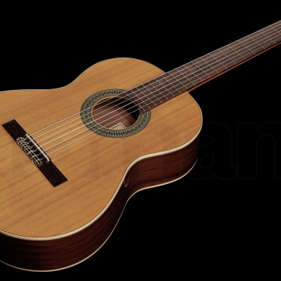 Guitarra clássica em madeira clara com seis cordas