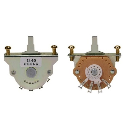 Potenciômetros rotativos metálicos com etiqueta e terminais expostos