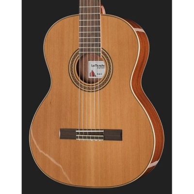 Guitarra clássica de madeira clara e escura com seis cordas e etiqueta La Mancha