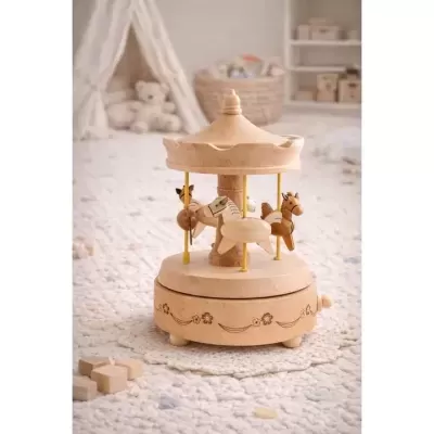 Carrossel musical de madeira com cavalos decorativos sobre tapete branco texturizado em quarto infantil