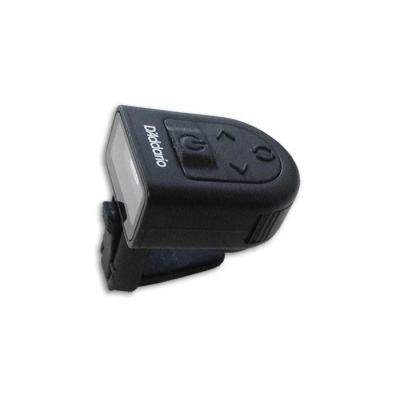 Afinador eletrônico preto com visor digital e botões, com a marca DAddario.