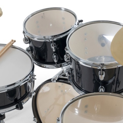 Bateria musical preta com peles claras e pratos dourados em fundo branco