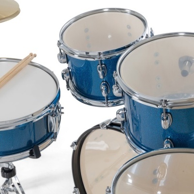 Bateria musical azul metálico com peles brancas e pratos dourados