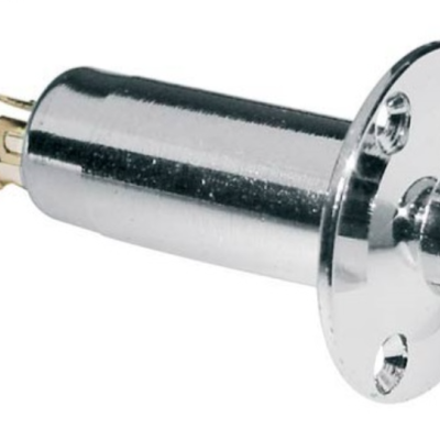 Fecho de metal cromado prateado com placa circular e botão saliente