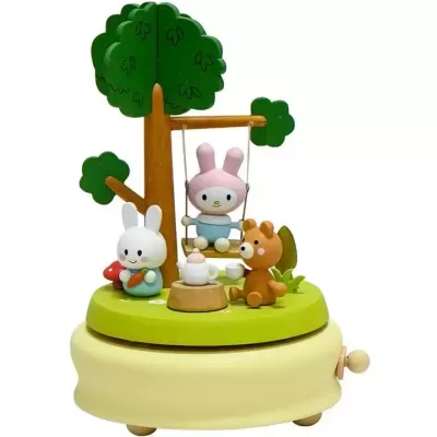 Caixa de música de madeira com figuras de coelhos e urso junto a árvore e baloiço