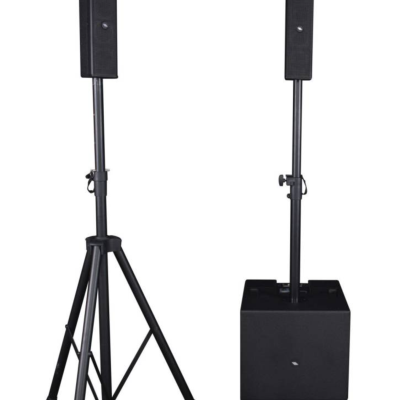 Conjunto de coluna de som preta com altifalantes em tripés e caixa de som