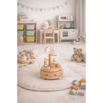Caixa de música infantil de madeira com coelhos sobre tapete branco e brinquedos num quarto de criança