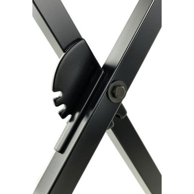 Estrutura metálica preta em forma de X com peça de ajuste