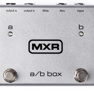 Pedal de efeito de guitarra MXR a/b box prateado com texto impresso