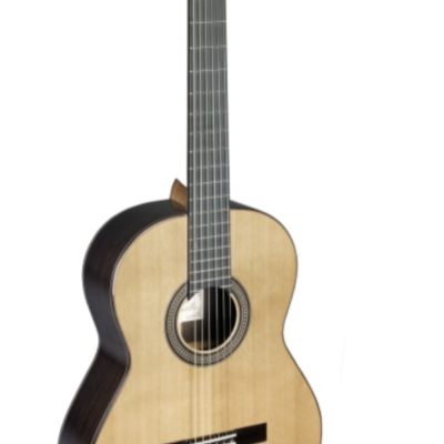 Guitarra clássica de madeira clara e escura sobre fundo branco