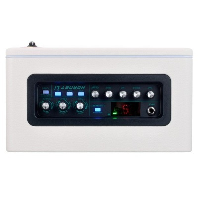 Amplificador de guitarra elétrico branco com painel de controlo preto e luzes LED