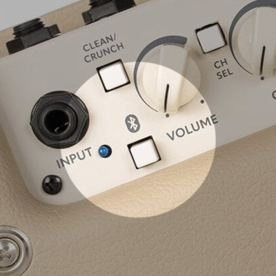 Painel de controlo de amplificador musical com botões e entrada jack