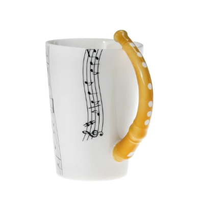 Caneca branca com notas musicais e asa amarela com pintas brancas