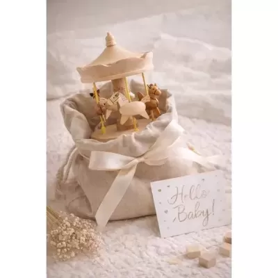 Carrossel de madeira com saco de tecido e cartão Hello Baby