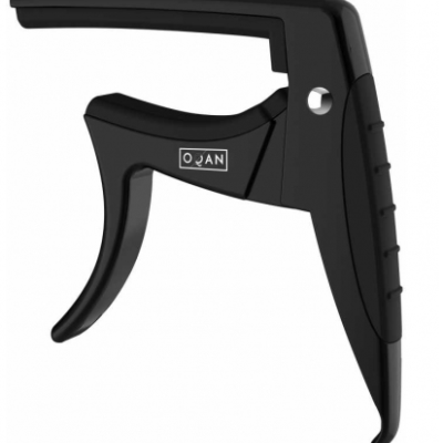 Capotraste preto em material plástico com marca QXAN