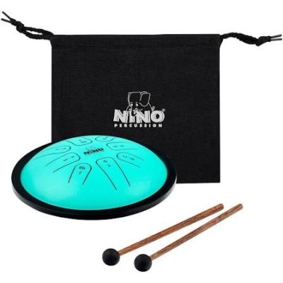 Tambor de aço azul claro com aro preto e baquetas, bolsa preta com logo