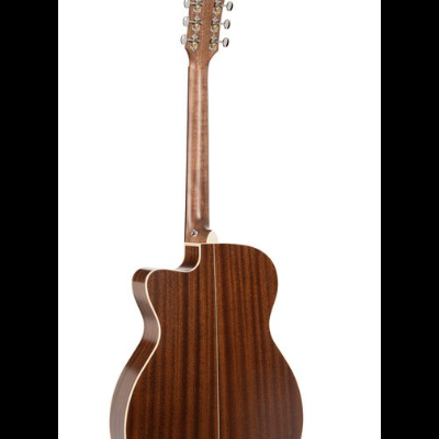 Guitarra acústica de madeira castanha vista de costas