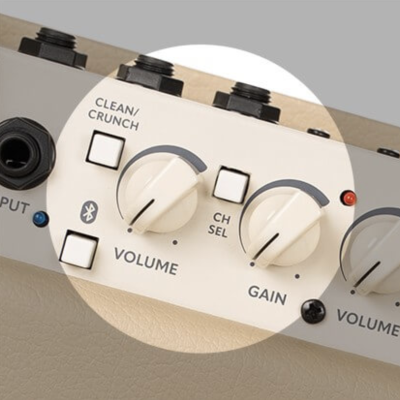 Painel de amplificador de guitarra com botões de volume, ganho e seleção e conetor de entrada