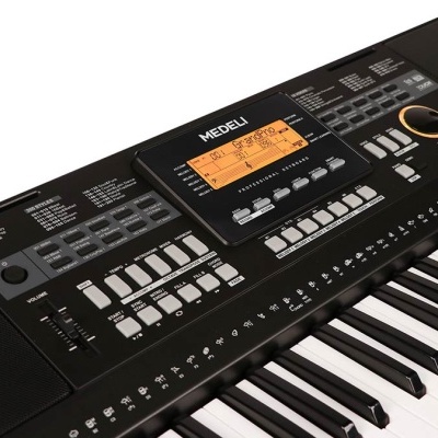 Teclado digital preto Medeli A1000 com écrã laranja e botões brancos