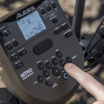 Módulo de bateria eletrónica Alesis Nitro Drum Module preto com ecrã e botões