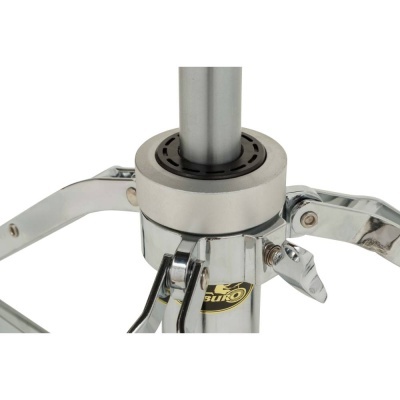 Detalhe de estrutura metálica cromada com marca BURO